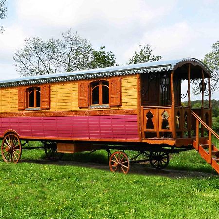 Une Roulotte Et Des Chevaux Trefflean Exterior photo