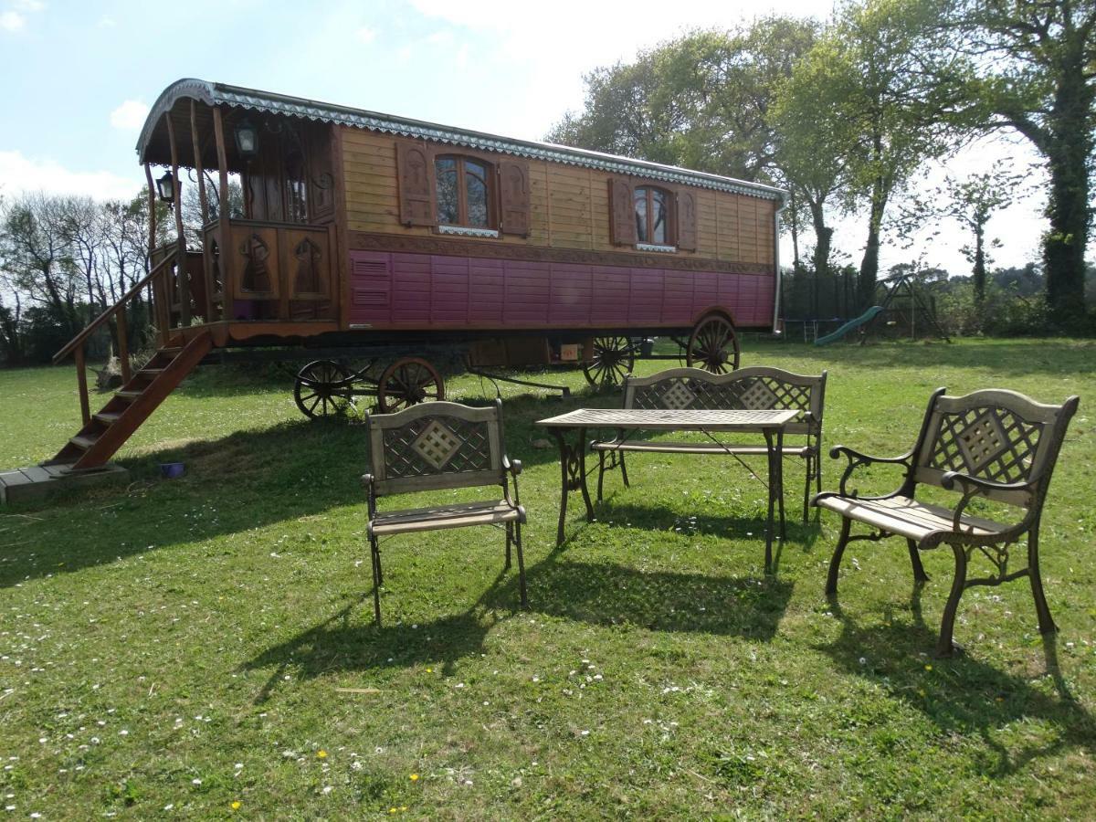 Une Roulotte Et Des Chevaux Trefflean Exterior photo