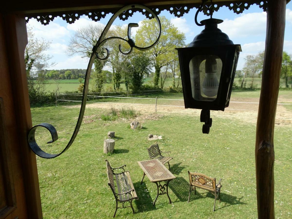Une Roulotte Et Des Chevaux Trefflean Exterior photo